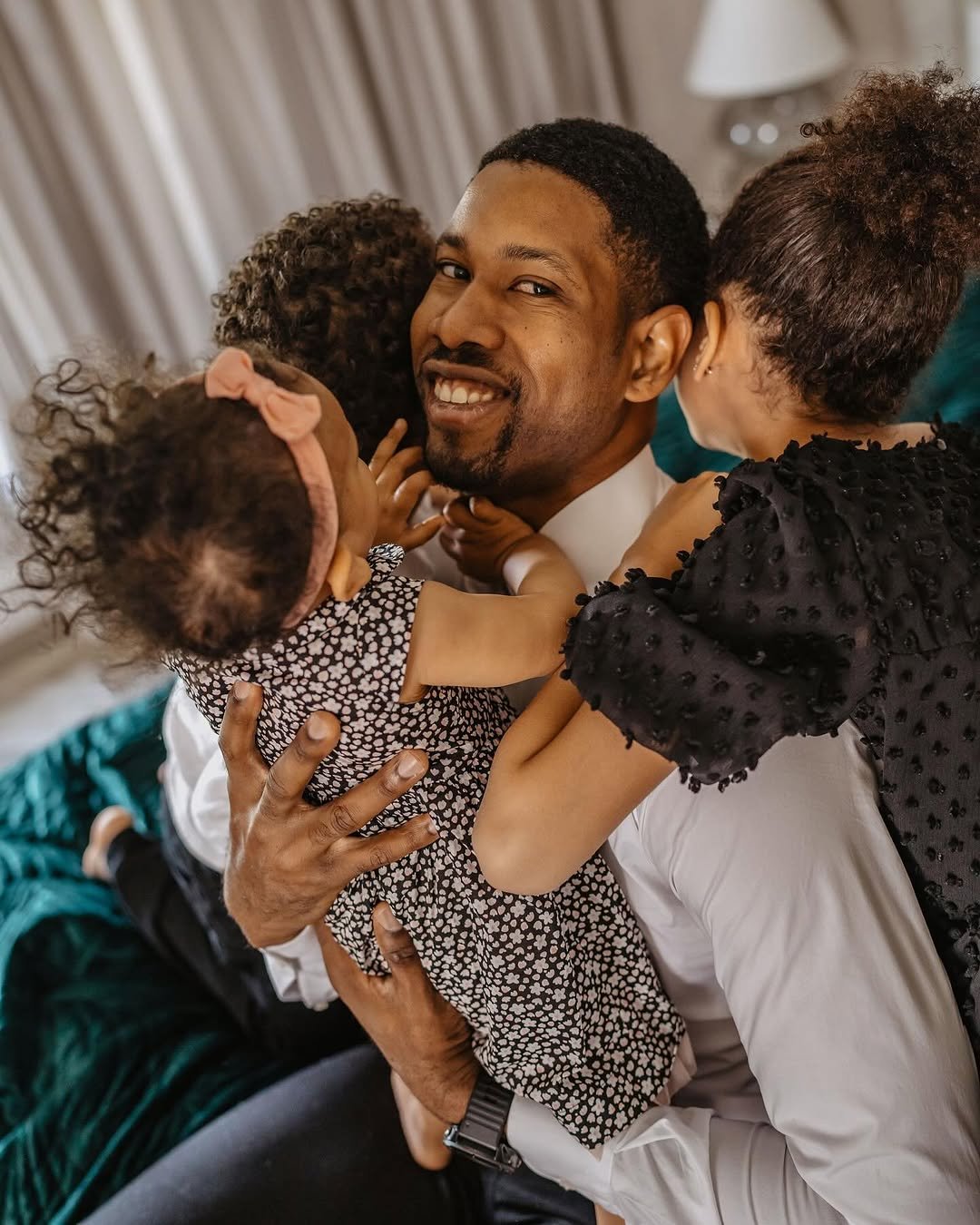 WIlfredo Leon w objęciach trójki dzieci