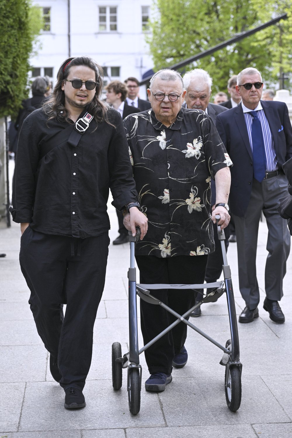 wojciech mann z balkonikiem na pogrzebie andrzeja olechowskiego