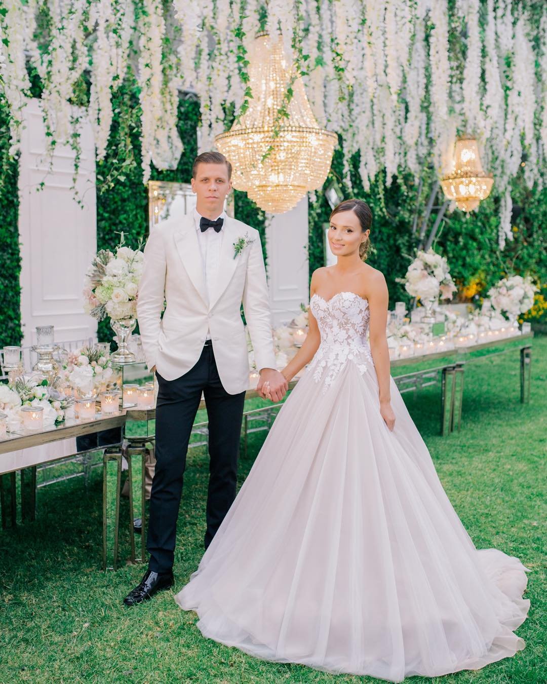 Wojciech Szczęsny i Marina Łuczenko na ślubnym zdjęciu