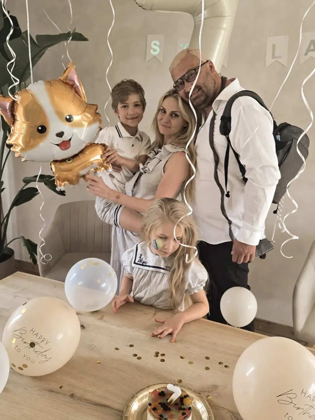 adrian szymaniak z żoną na urodzinach syna, anita trzyma syna na rękach, na dole ich córka