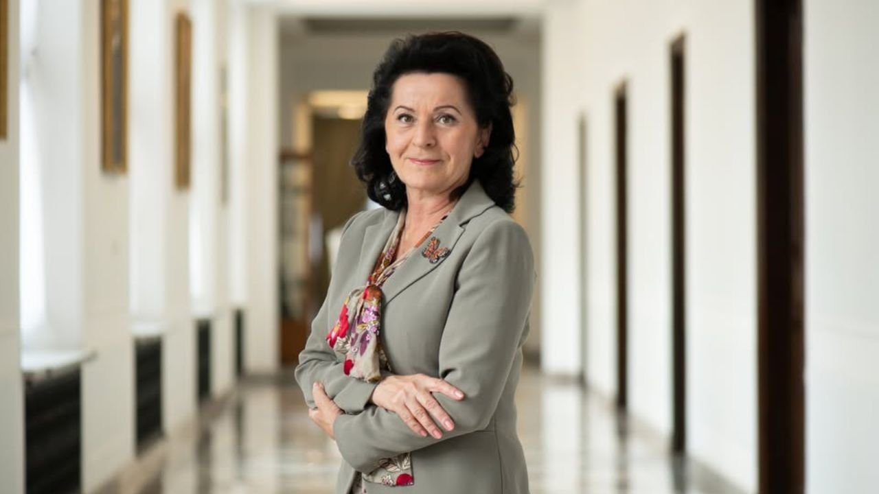 Zarabia 23 tysiące i blokuje mieszkanie komunalne! Posłanka PiS w bluzce za 4 tysiące żali się na biedę