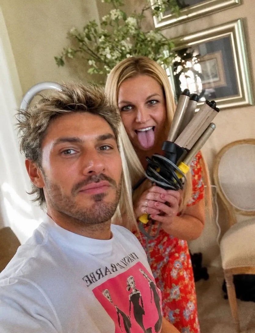 britney spears trzyma w dłoni lokówkkę, obok niej fryzjer kim kardashian