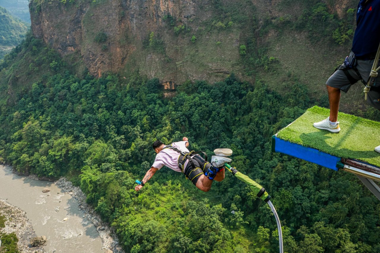 mężczyzna skacze na bungee