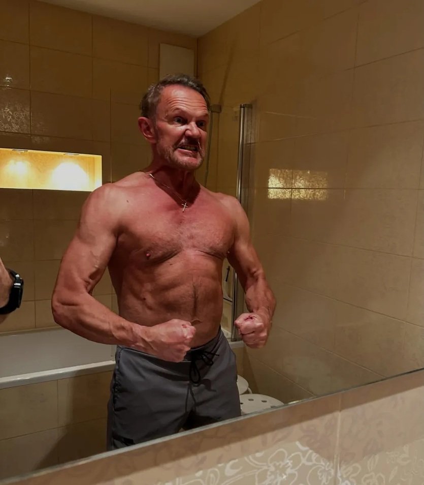 cezary pazura pokazuje nagą klatę