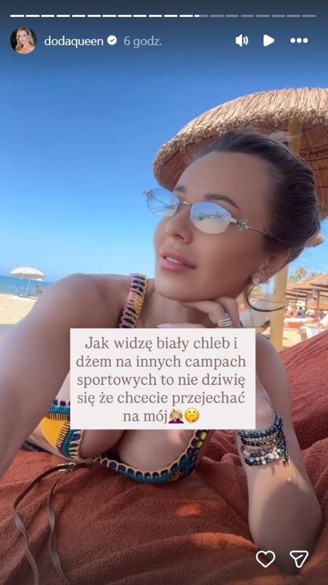 doda w skąpym bikini leży na plaży