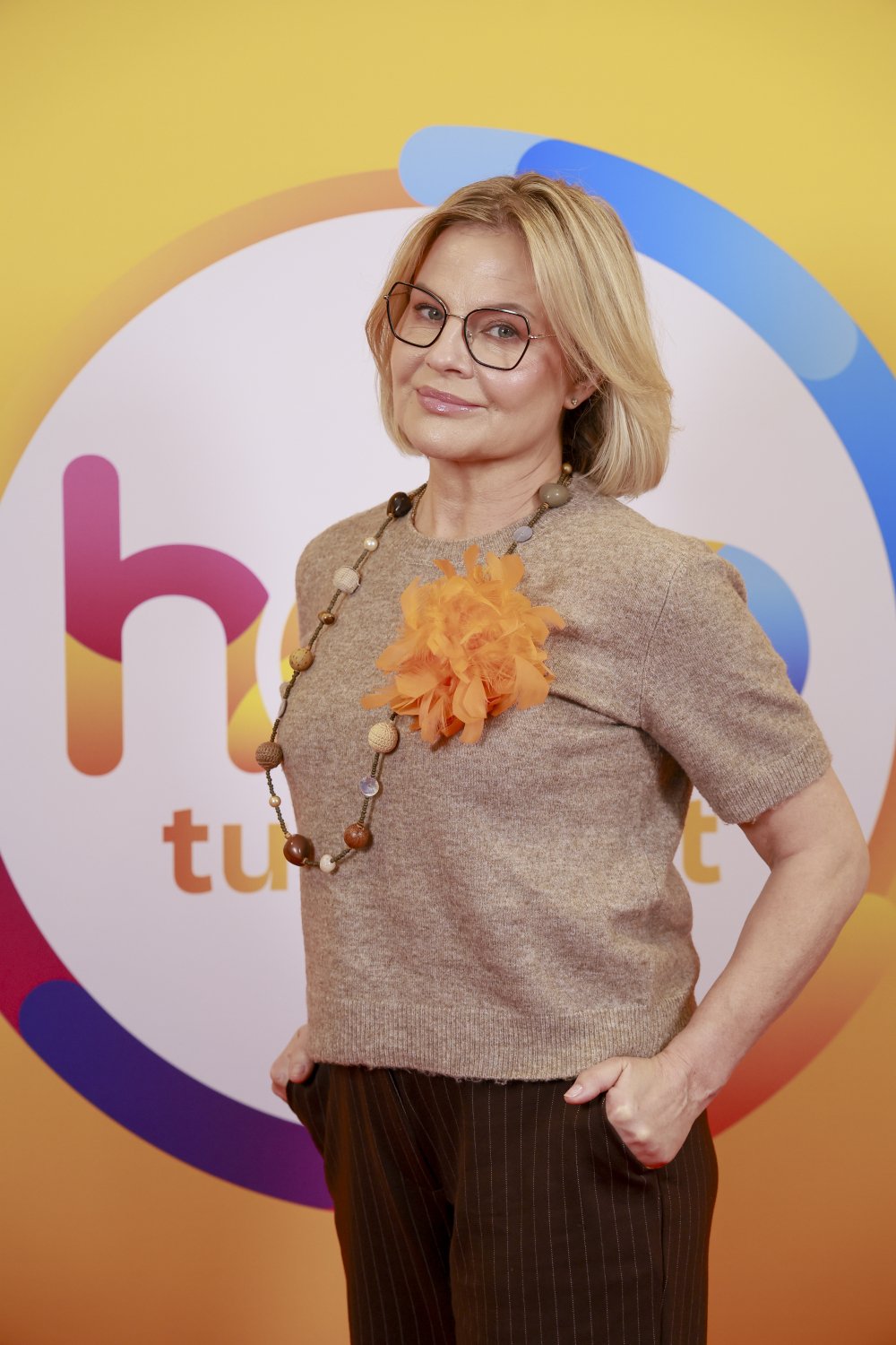 Dorota Kipiel w beżowej bluzce i kora