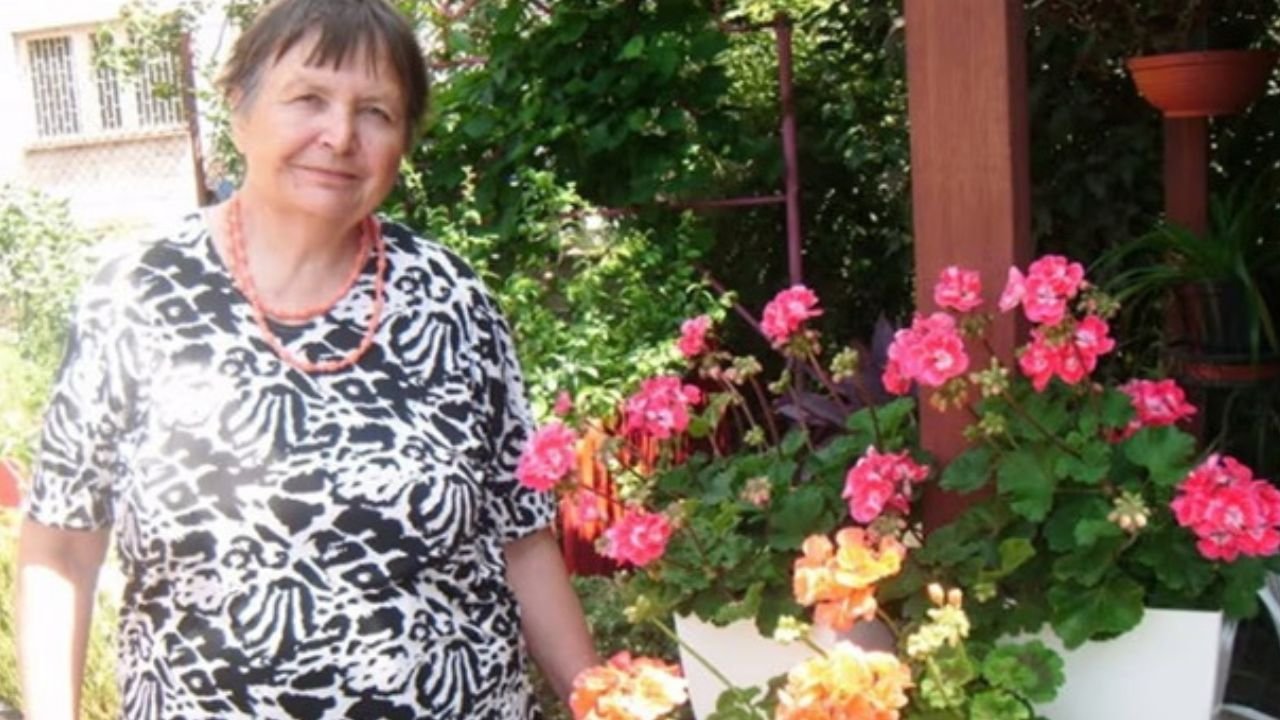 Emerytowana nauczycielka z Zielonki uczy dzieci za ciasto i pomoc w ogrodzie. Serca internautów pękają ze wzruszenia [zdjęcie]