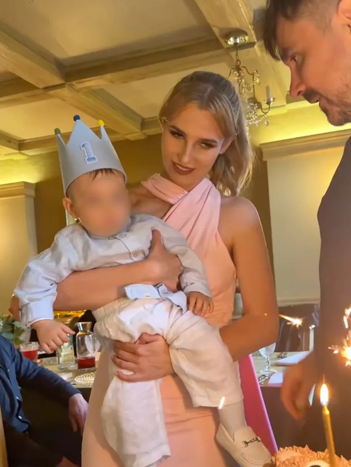 zbliżenie na twarze faustyny martyniuk i jej syna