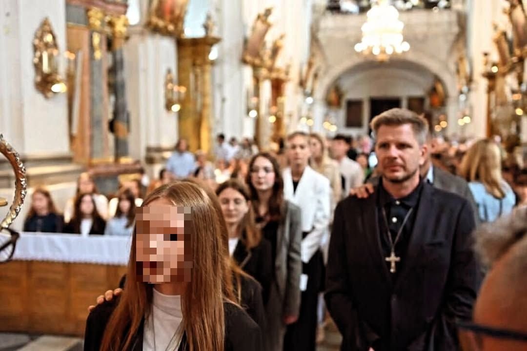 młodzież w trakcie bierzmowania, wśród nich Filip Chajzer z krzyżem na piersi