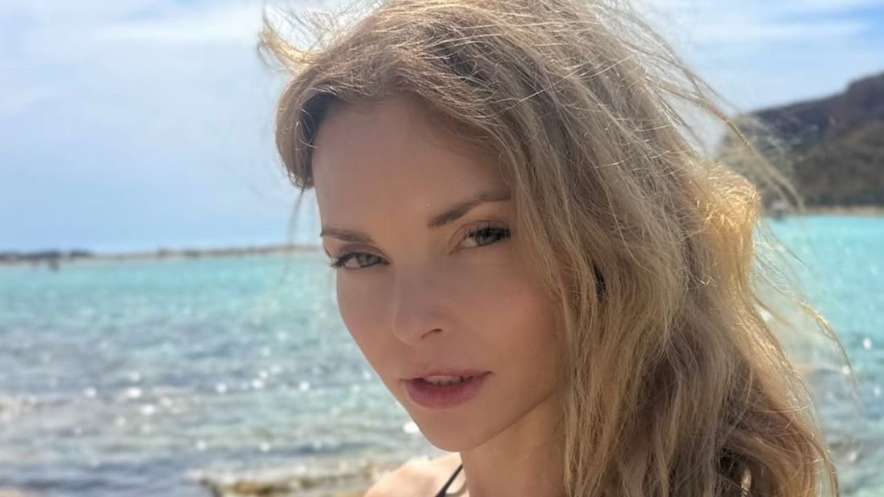 Izabella Miko w mikroskopijnych majtkach opala się bez filtra, fani łapią się za głowy [zdjęcia]