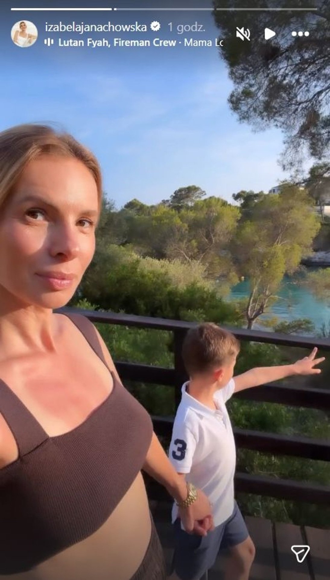 izabela janachowska w brązowym topie odsłania brzuch, obok jej syn w białej bluzce