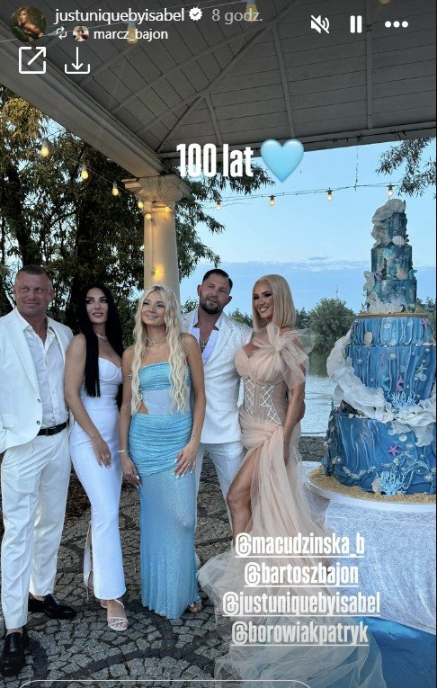 Izabela Macudzińska z bliskimi pozuje przy gigantycznym torcie