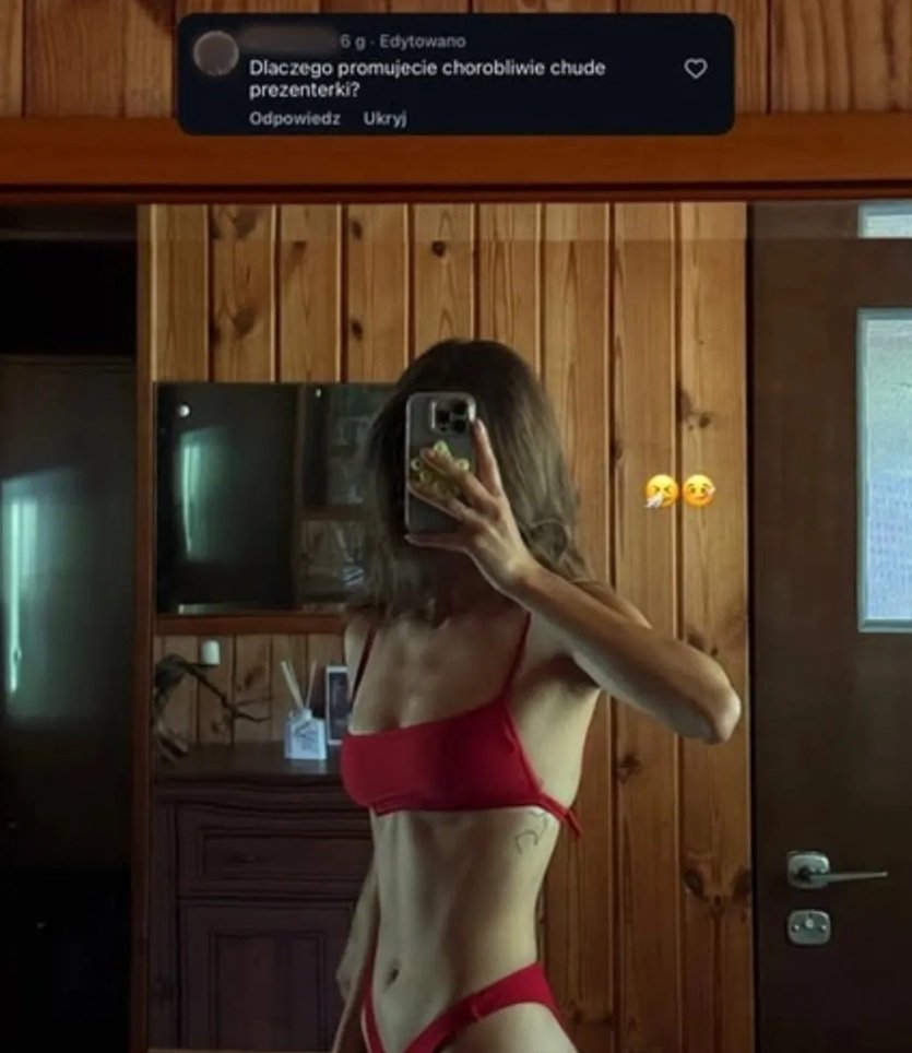 izabella krzan w czerwonym bikini, zdjęcie w lustrze