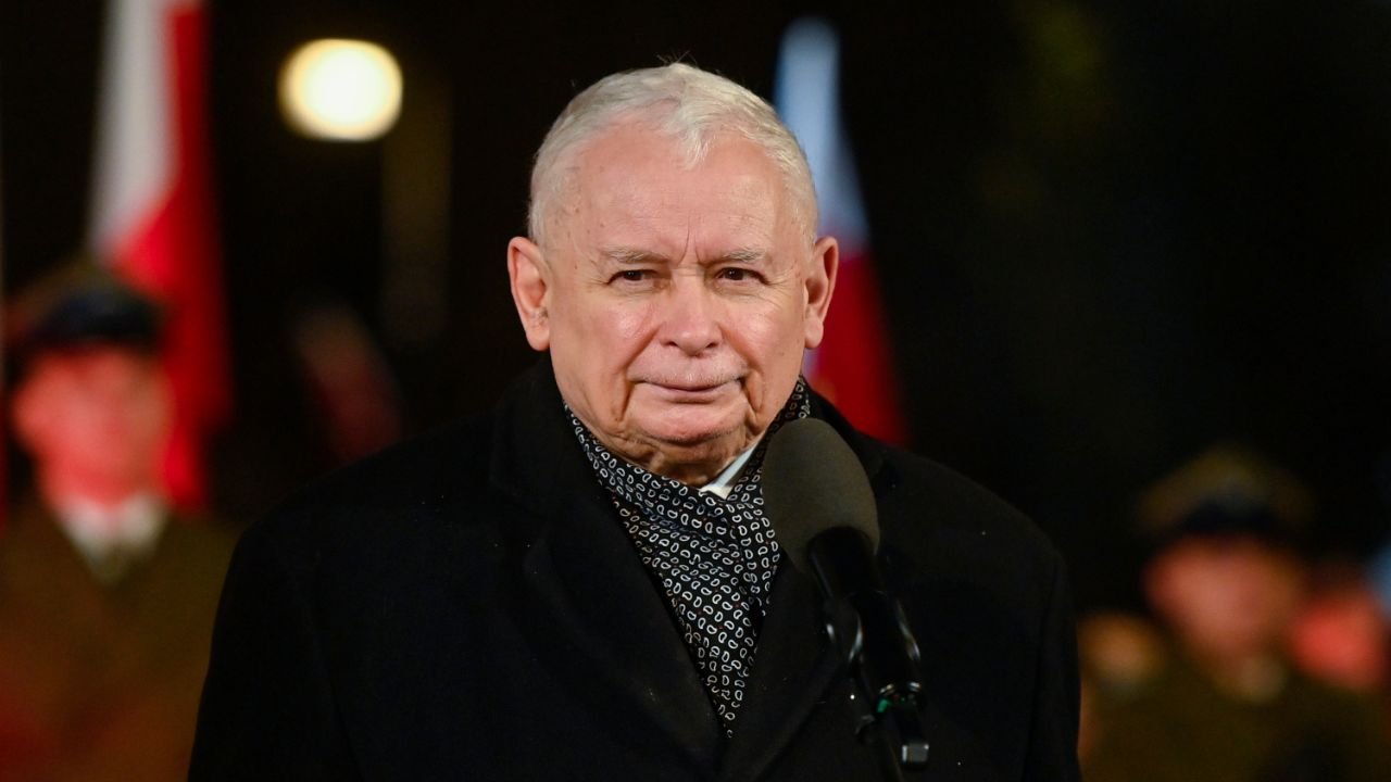 jarosław kaczyński w czarnym płaszczu