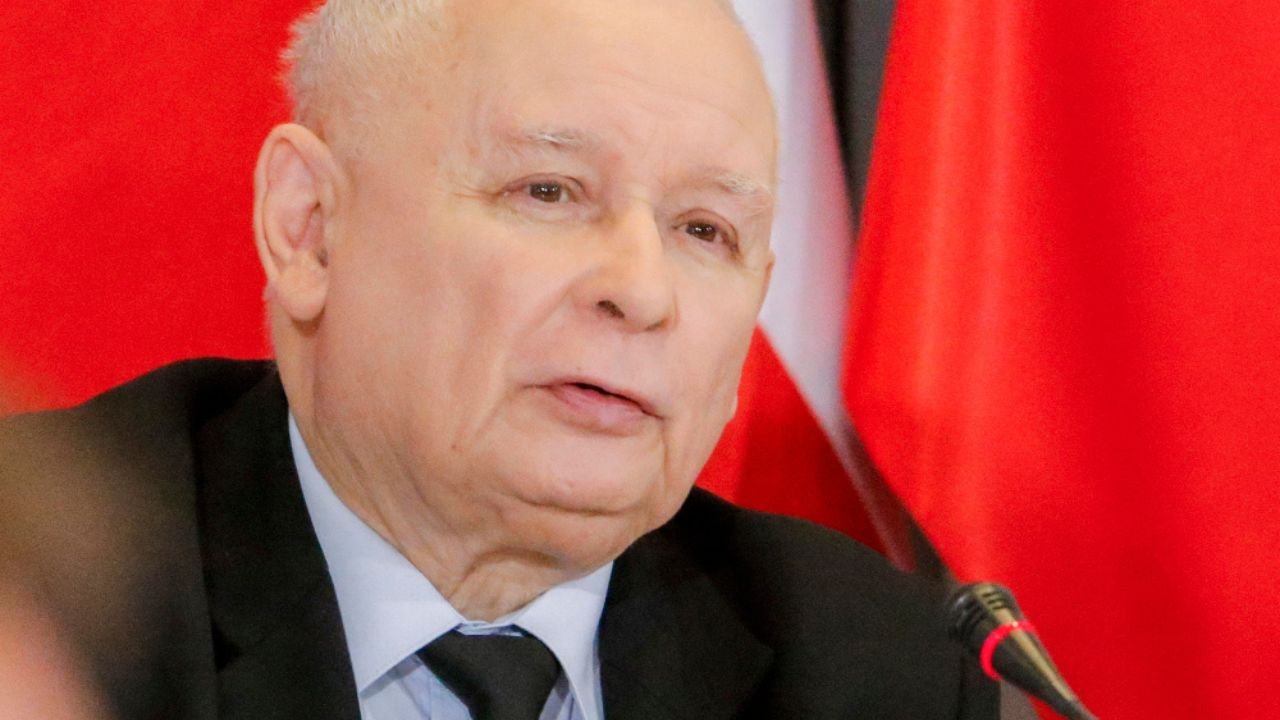 Jarosław Kaczyński był w młodości niezłym ziółkiem. Jego matura prezesa PiS zdumiewa do dziś!