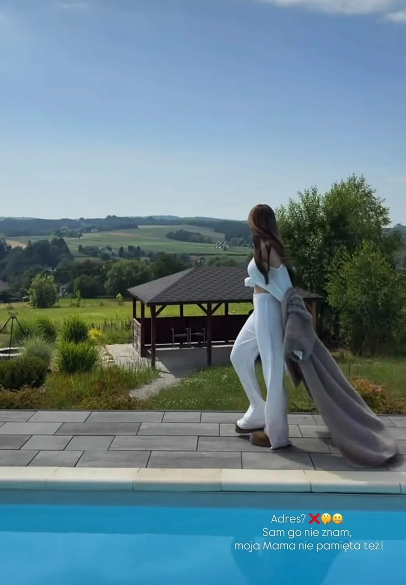 julia von stein na tle pięknego widoku na las