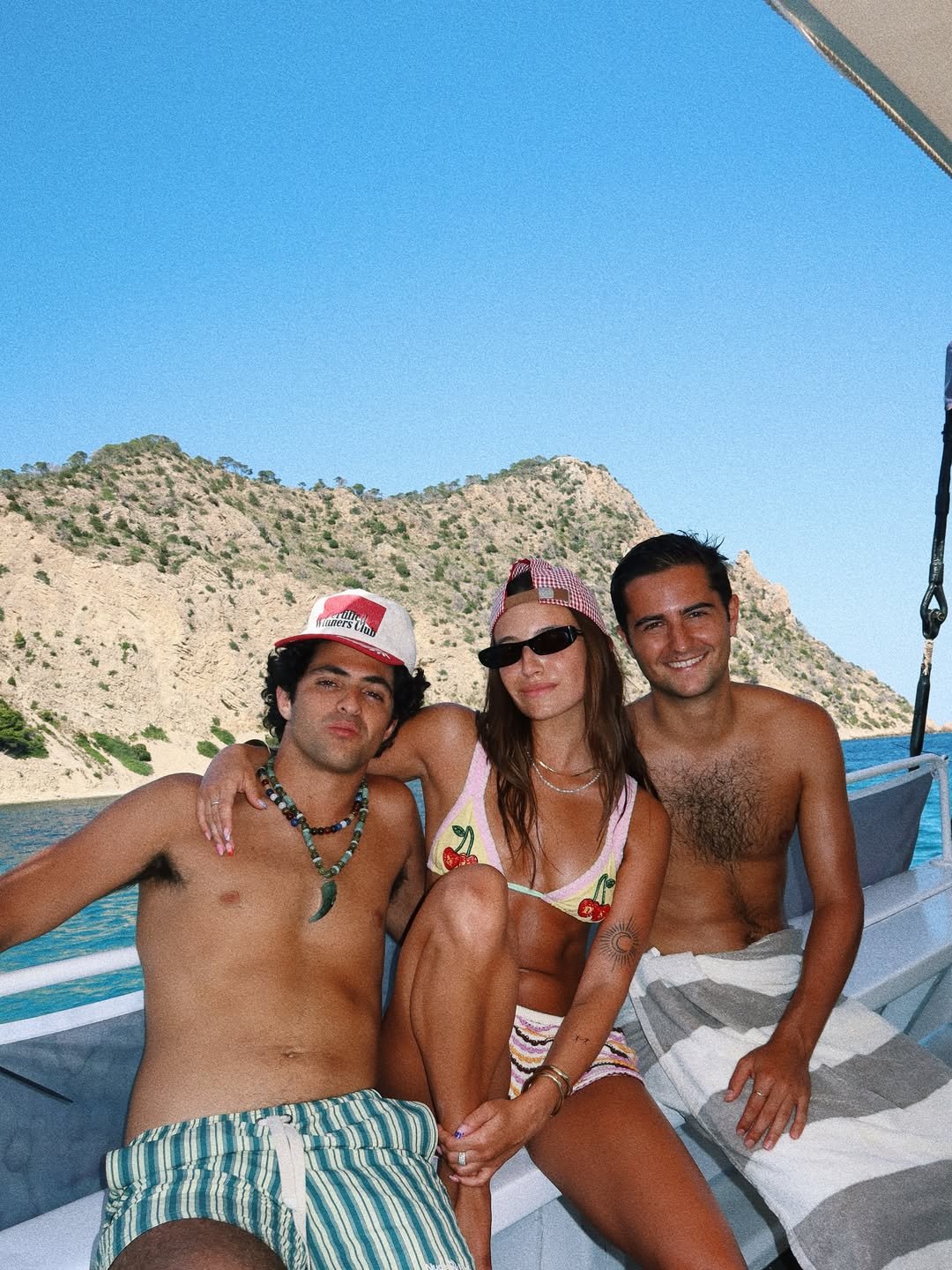 Julia Wieniawa w bikini z dwoma mężczyznami na jachcie