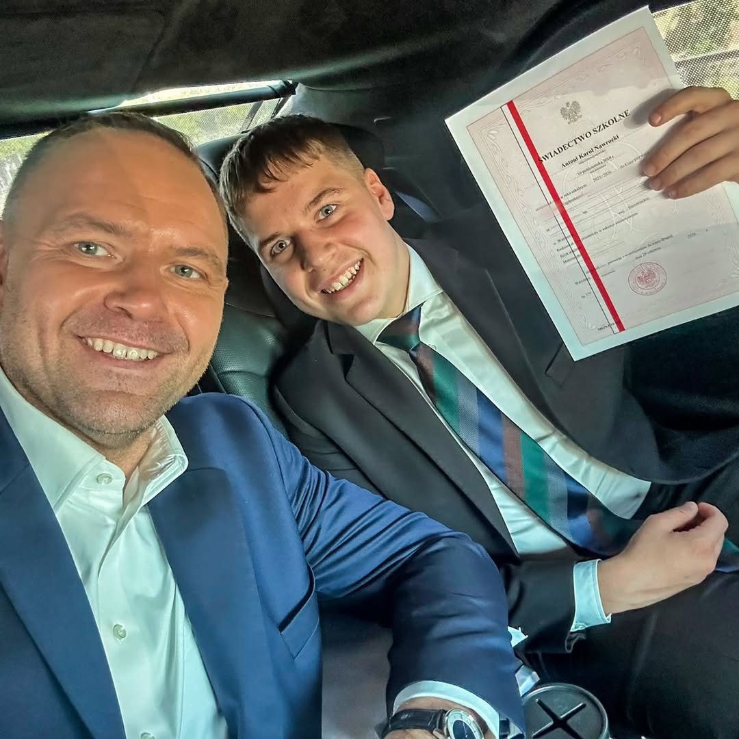 Karol Nawrocki z synem chwalą się świadectwem z czerwonym paskiem