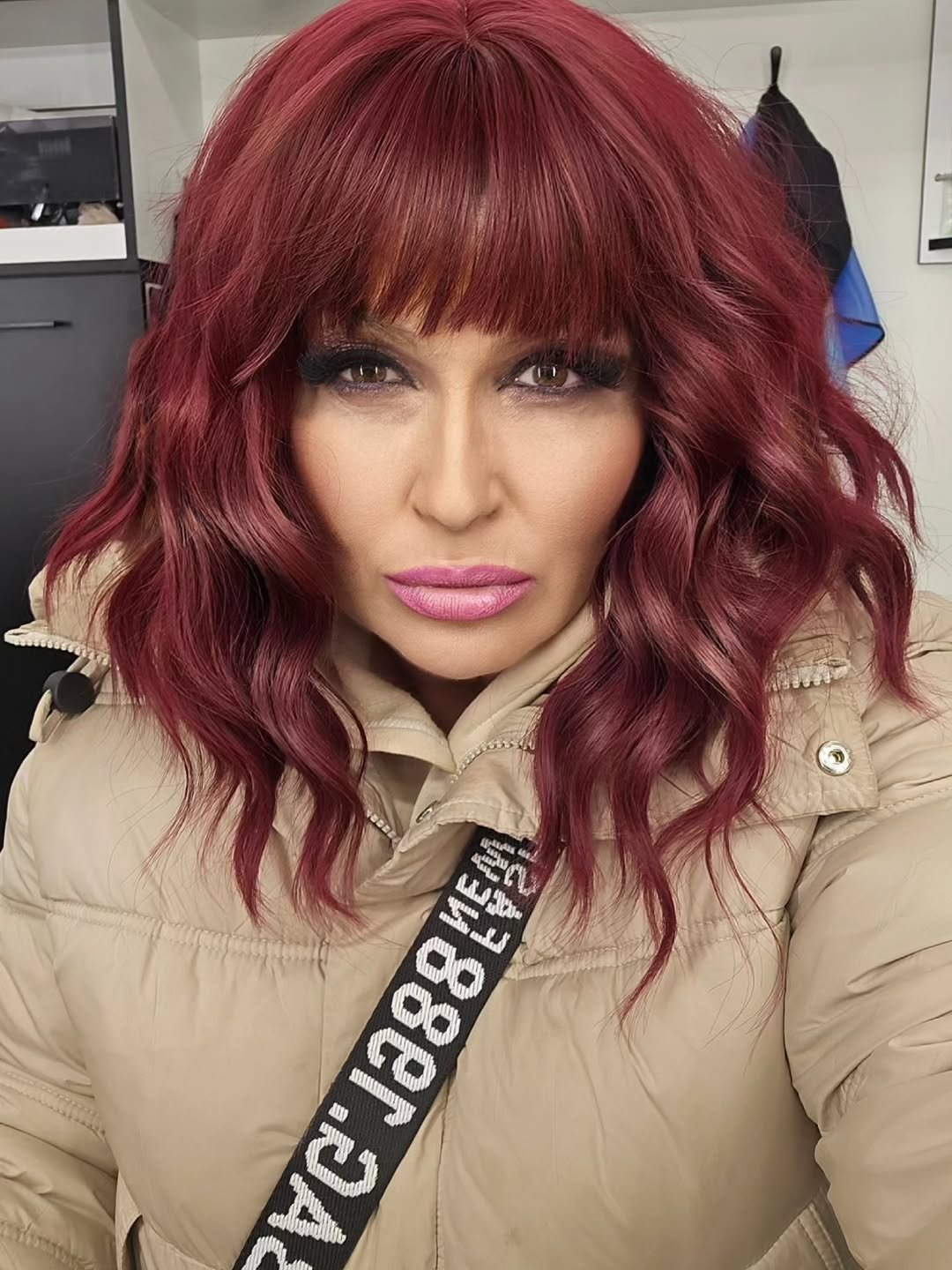 Katarzyna Skrzynecka w burgundowych włosach