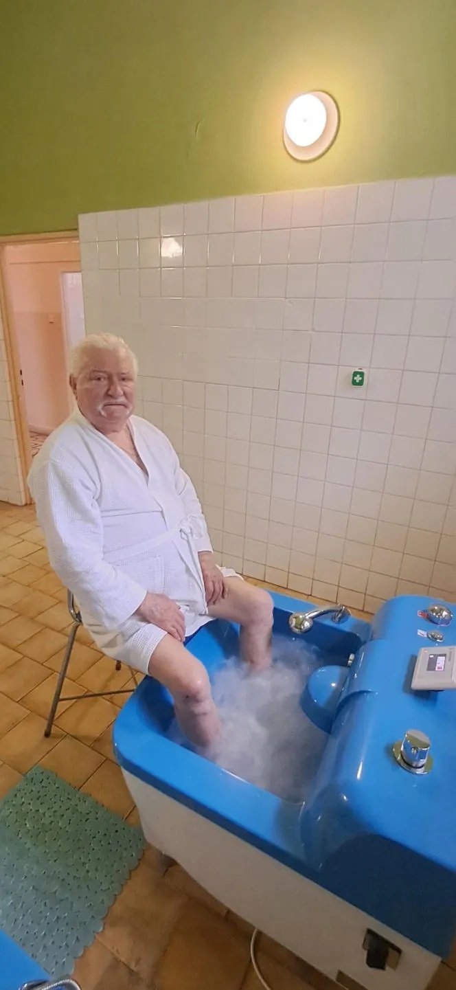 lech wałęsa w szlafroku moczy nogi