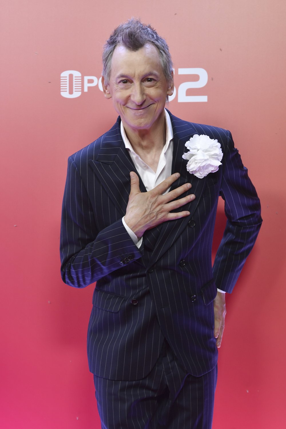 maciej miecznikowski w eleganckim stroju