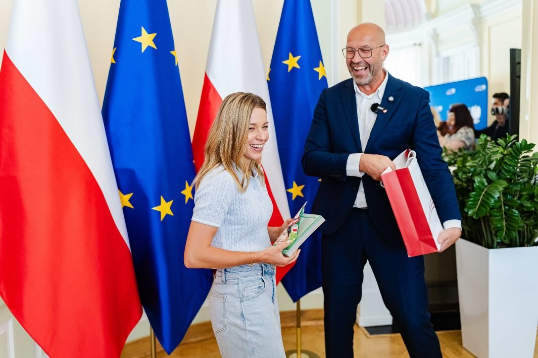 Maja Chwalińska odbiera prezent z rąk ministra sportu