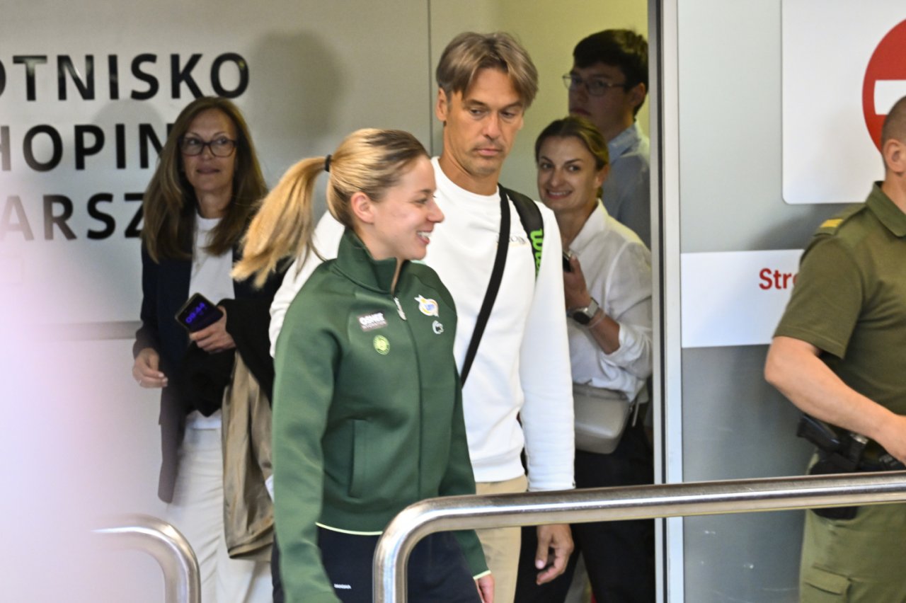Maja Chwalińska z managerem na Okęciu