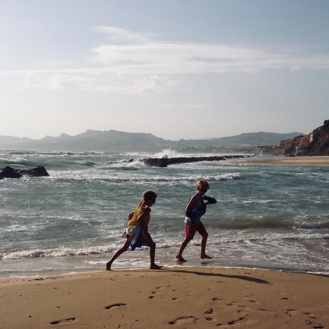dzieci mai ostaszewskiej biegną po plaży