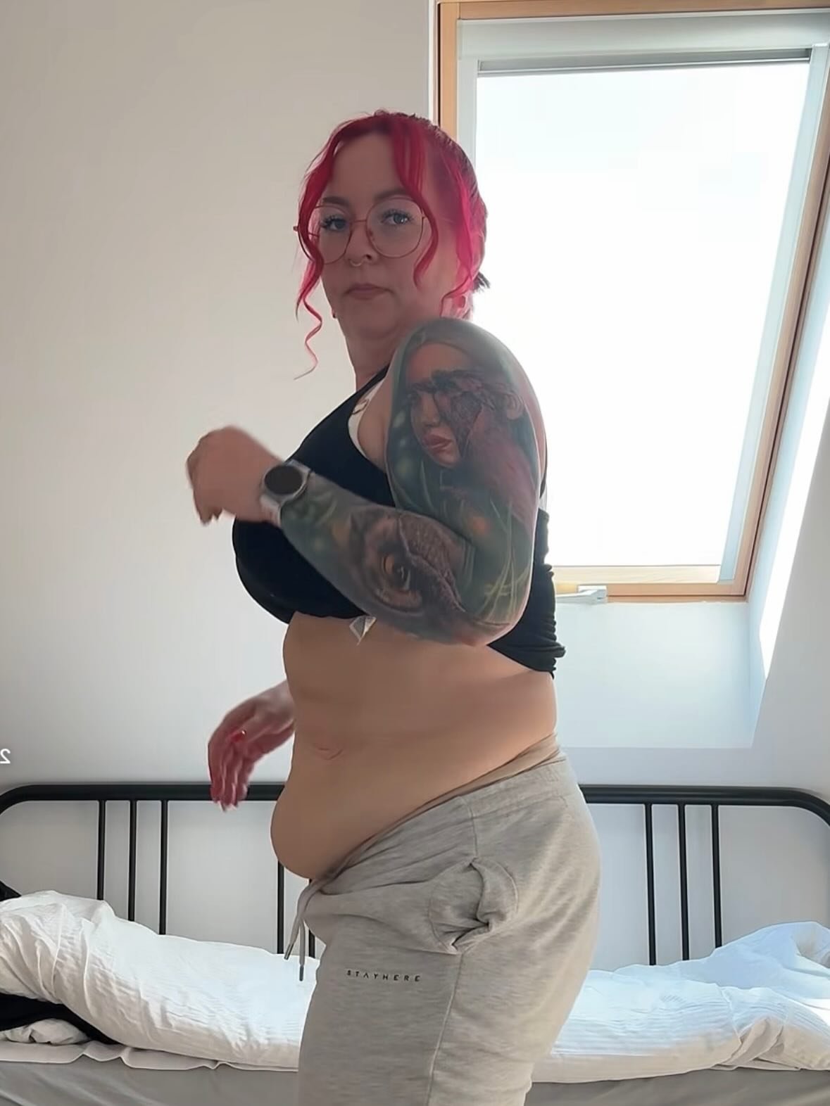 Mama na obrotach w dresie i sportowym staniku