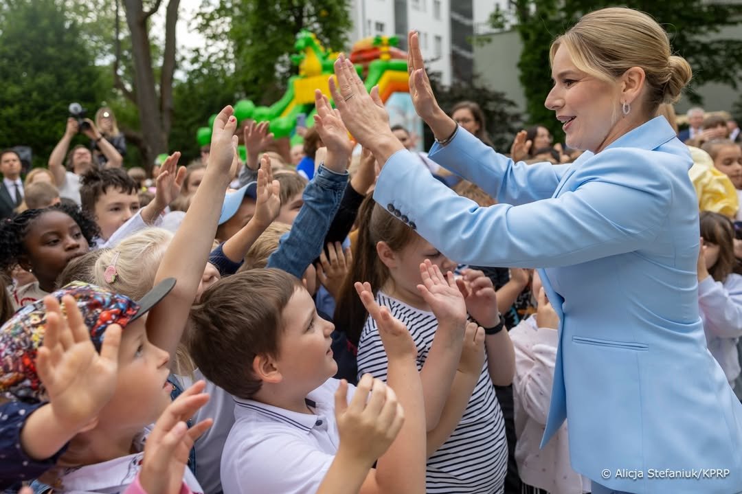 Marta Nawrocka przybija piątki z dziećmi