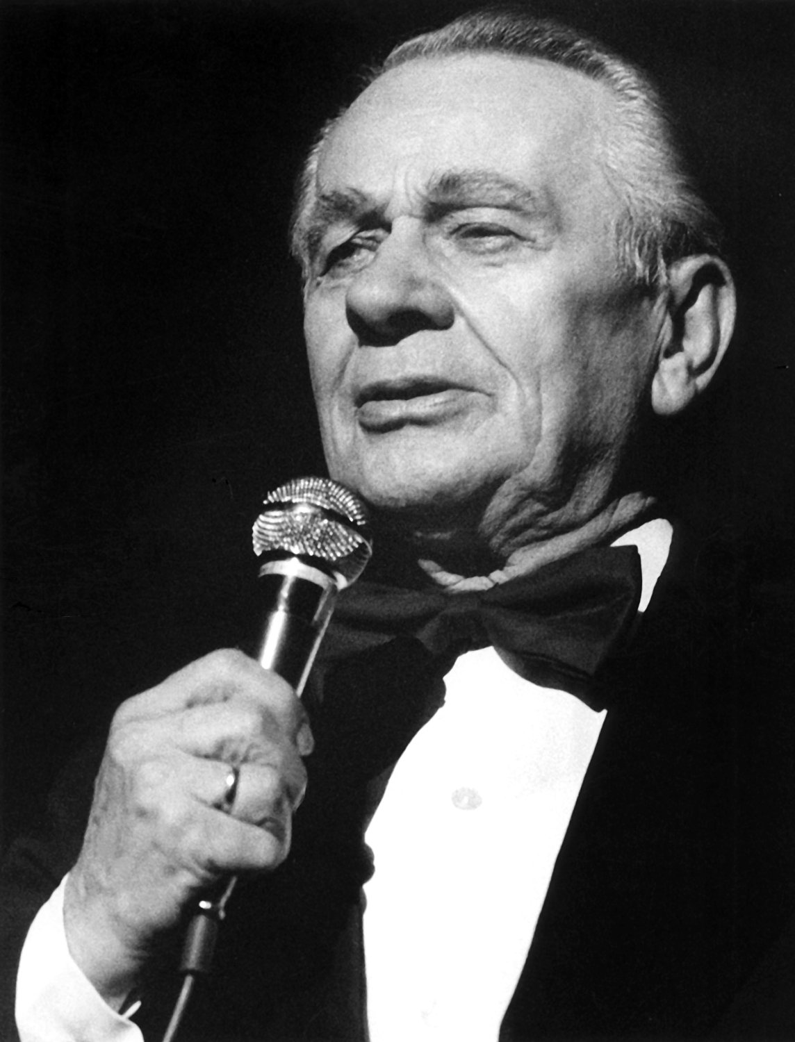 mieczysław fogg śpiewa przy mikrofonie