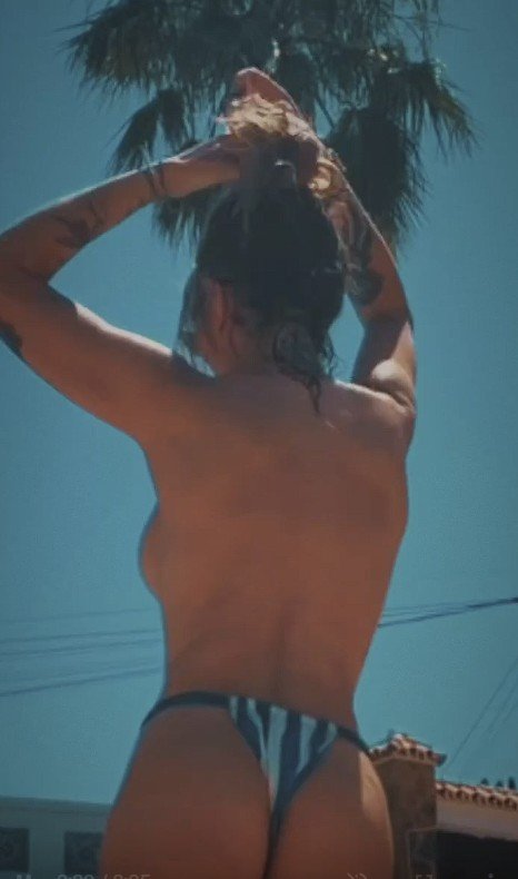 Monika Goździalska owrócona tyłem pozuje topless