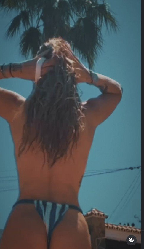 Monik Goździalska owrócona tyłem pozuje topless