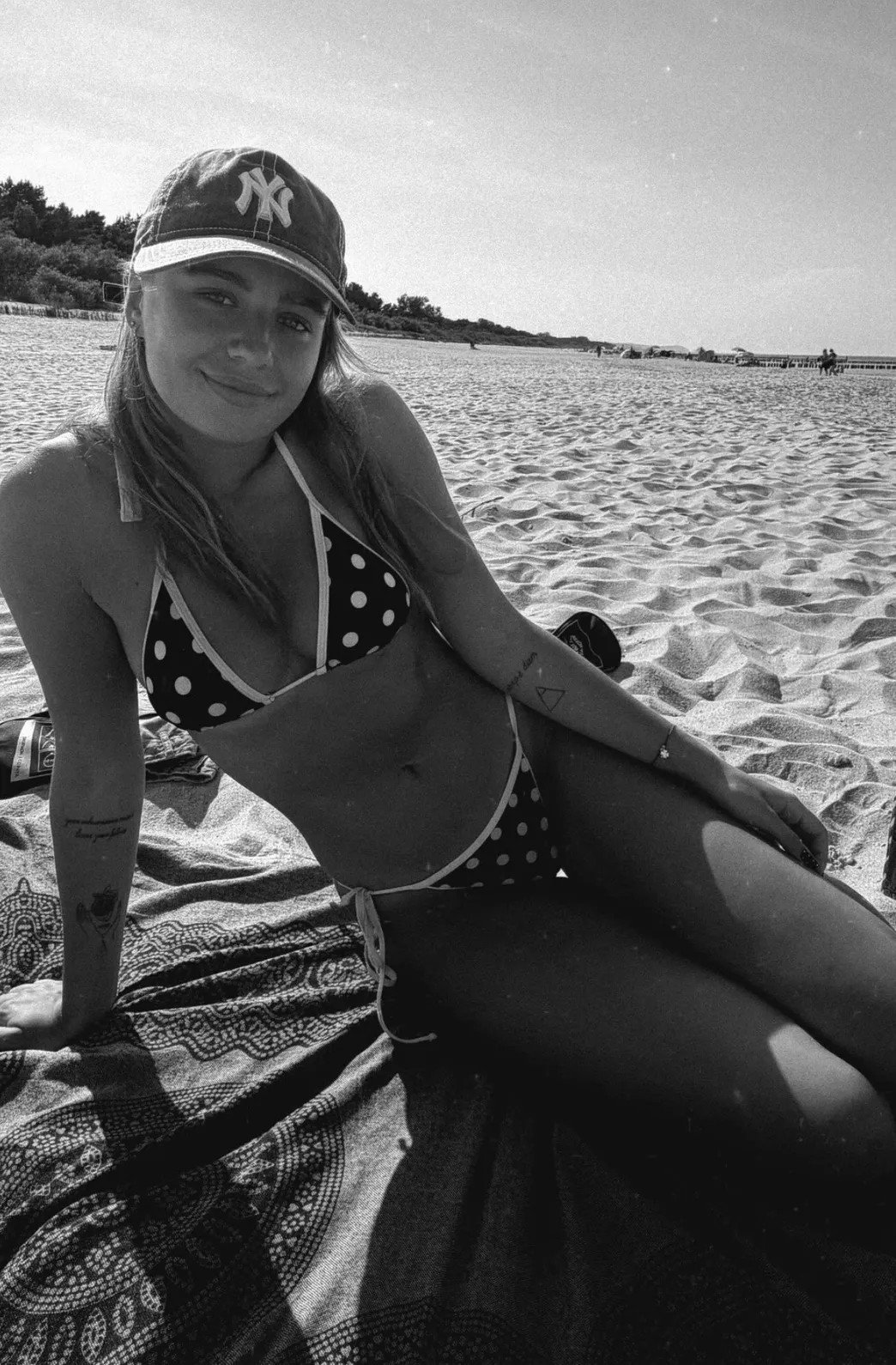 Oliwia Bieniuk w bikini na czarno-białym zdjęciu