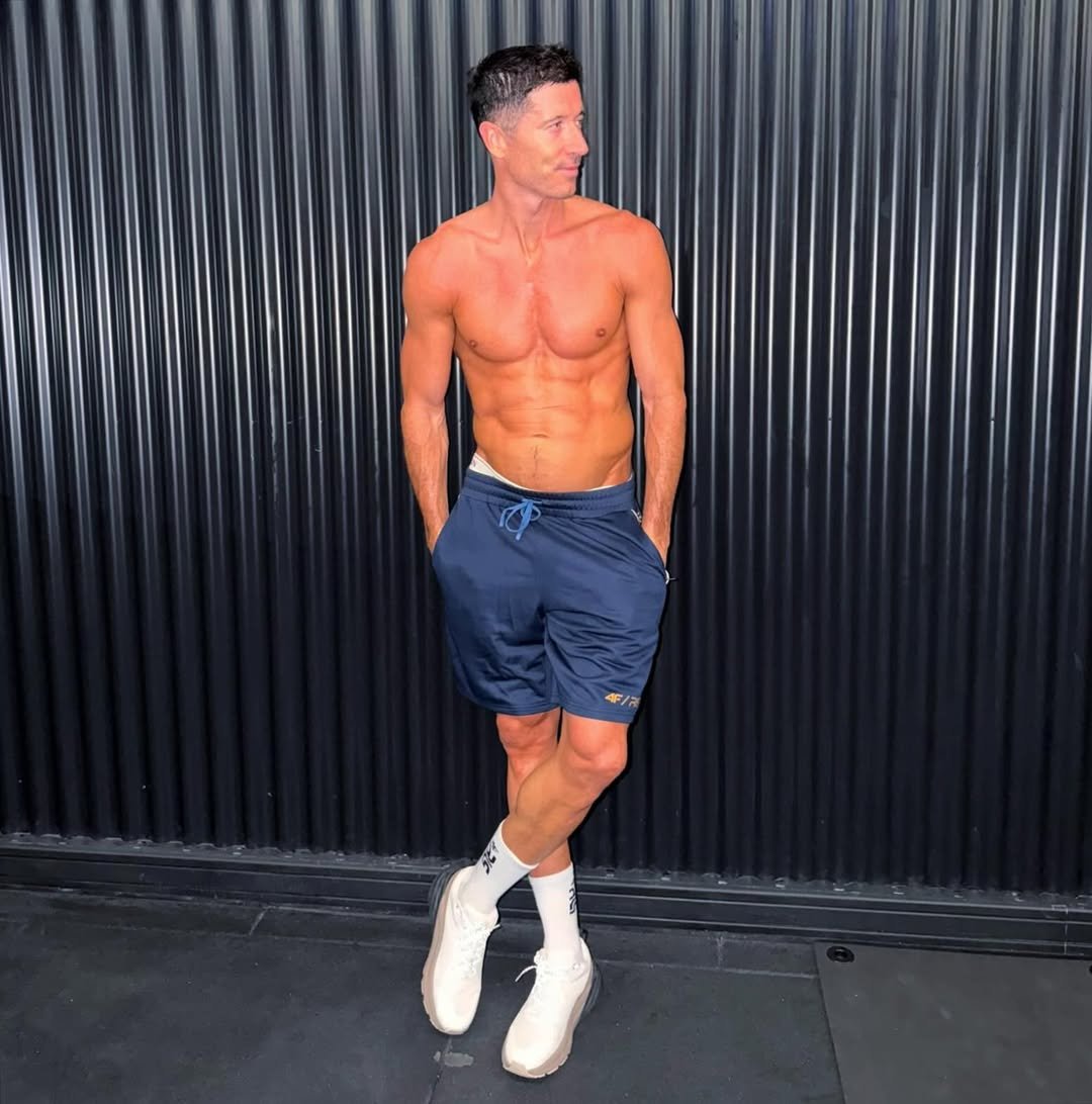 Robert Lewandowski z gołą klatą
