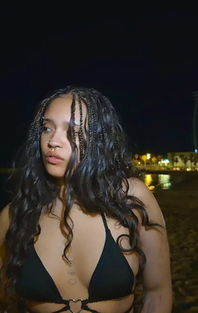 sara james w czarnym bikini na plaży