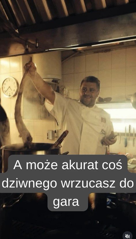 Zdjęcie Tomasza Jakubiaka podczas gotowania