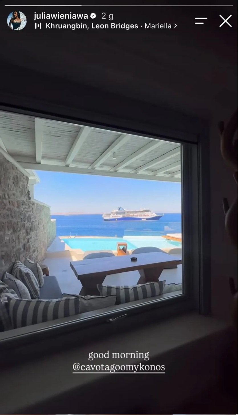 widok z okna na jachty na mykonos
