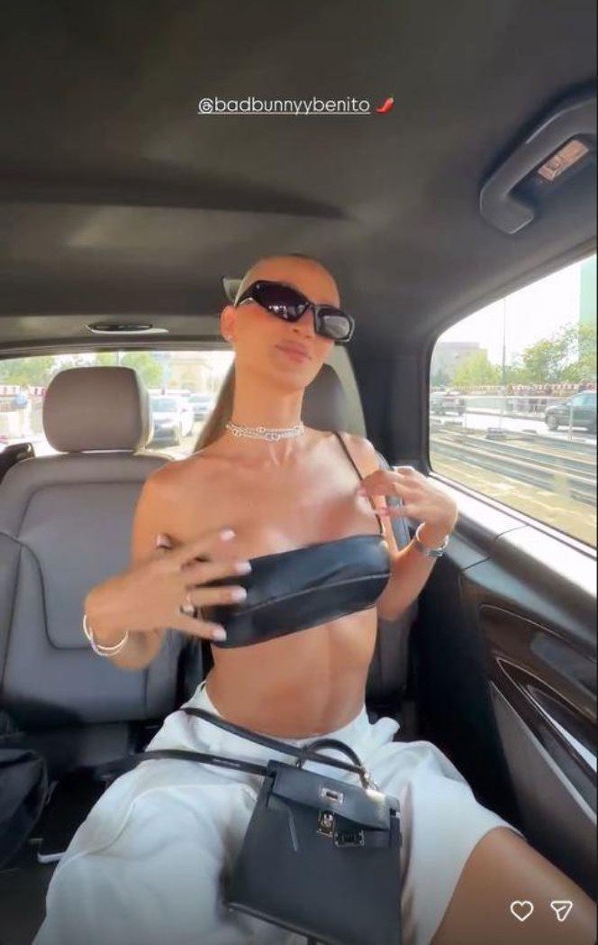 agata sieramska w staniku i spodanich wdzięczy się na tylnym siedzeniu w aucie