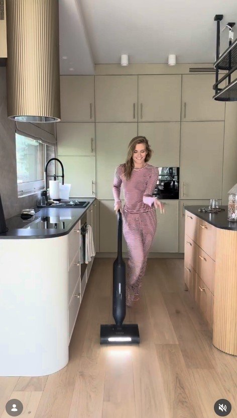 agnieszka kaczorowska z mopem w kuchni