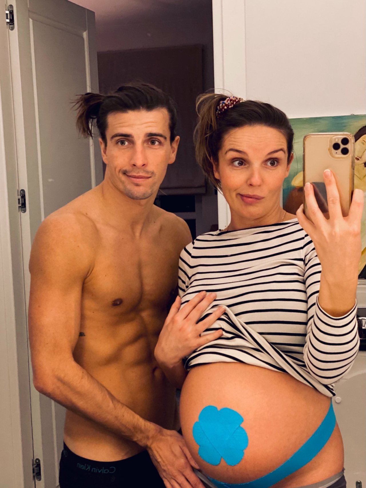 Agnieszka Włodarczyk z ciążowym brzuszkiem robi selfie z partnerem