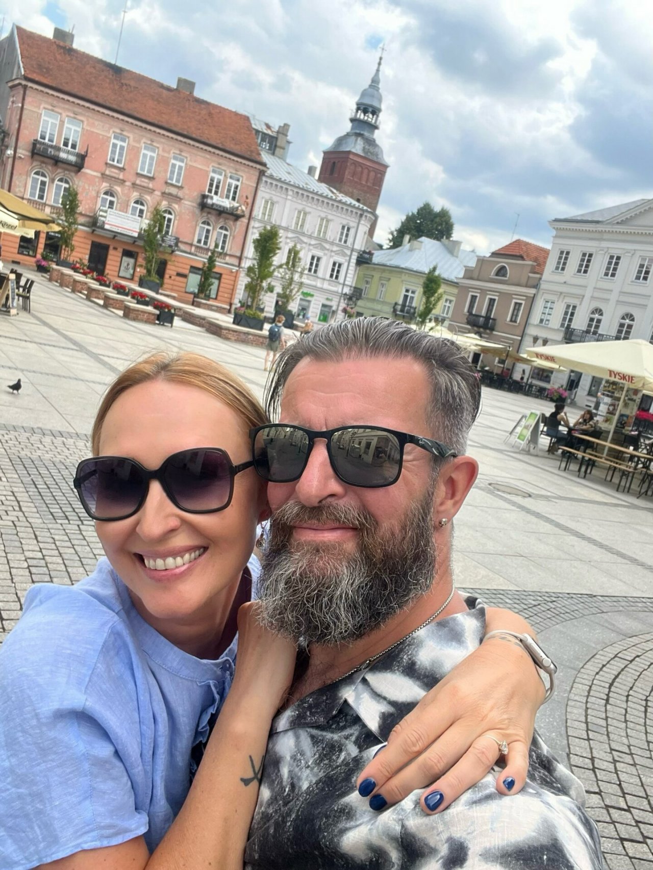 anita lipnicka przytula się do męża