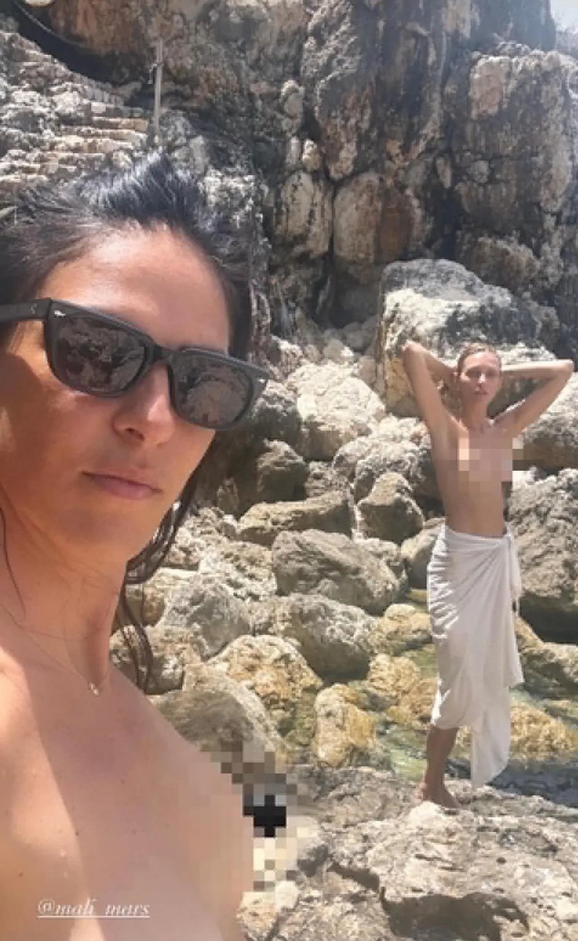 Anja Rubik topless na skałkach
