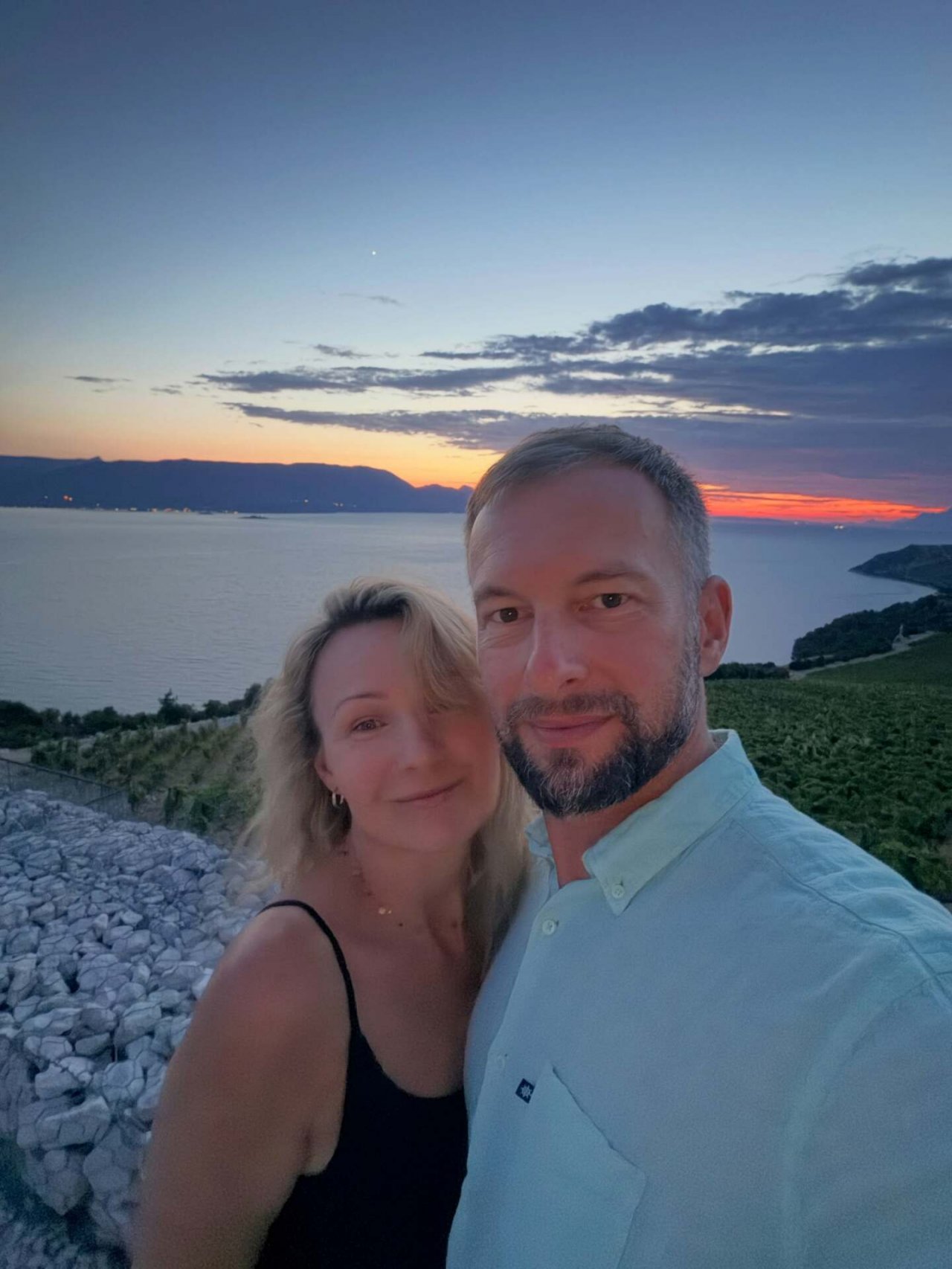 anna guzik z mężem na tle morza