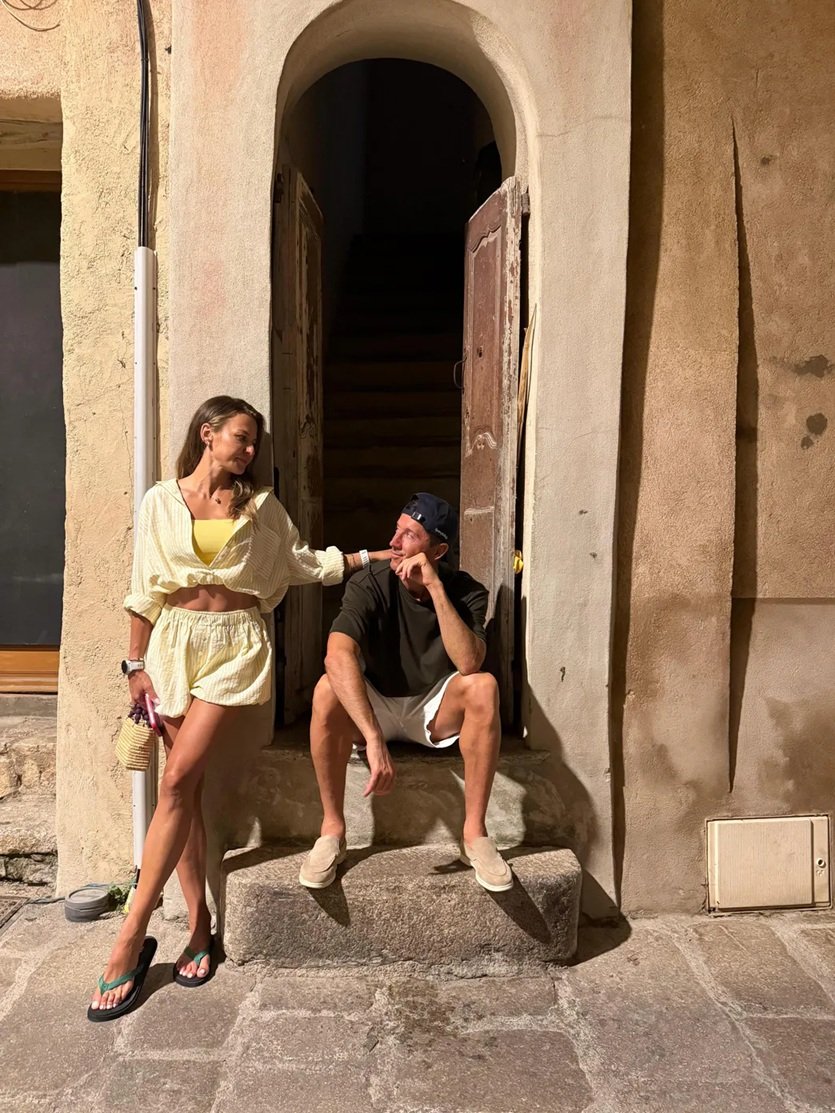 anna i robert lewandowscy patrzą na siebie