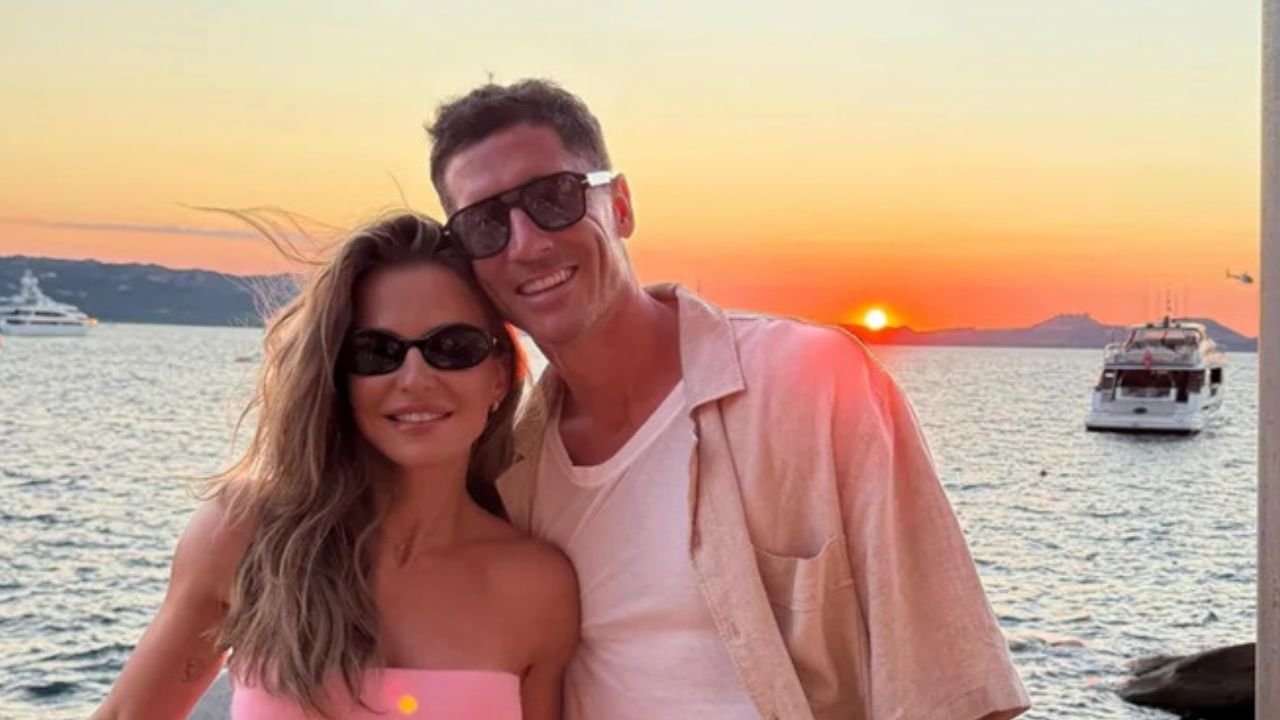 Robert Lewandowski pręży wysportowaną klatę na jachcie, a u jego boku wygina się ledwo okryta Anna. Fani w zachwycie: "Moja ulubiona para" [zdjęcia]