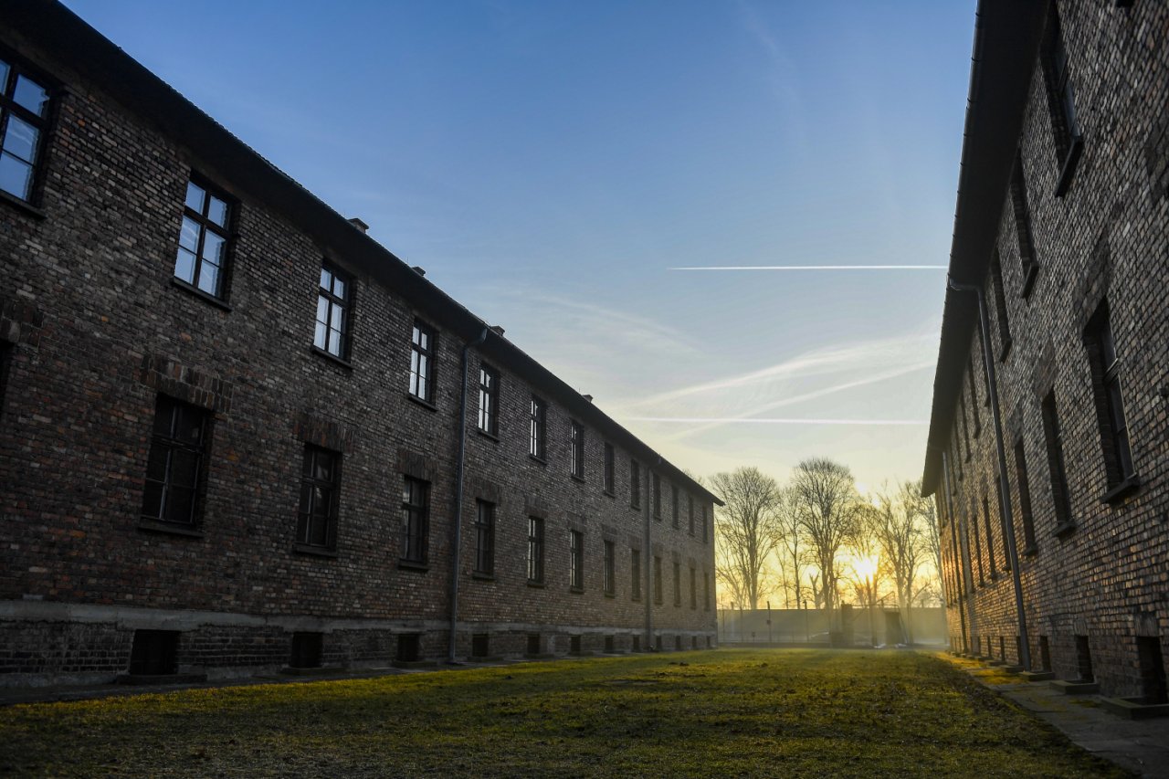rzut na auschwitz - mury budynków z oknami