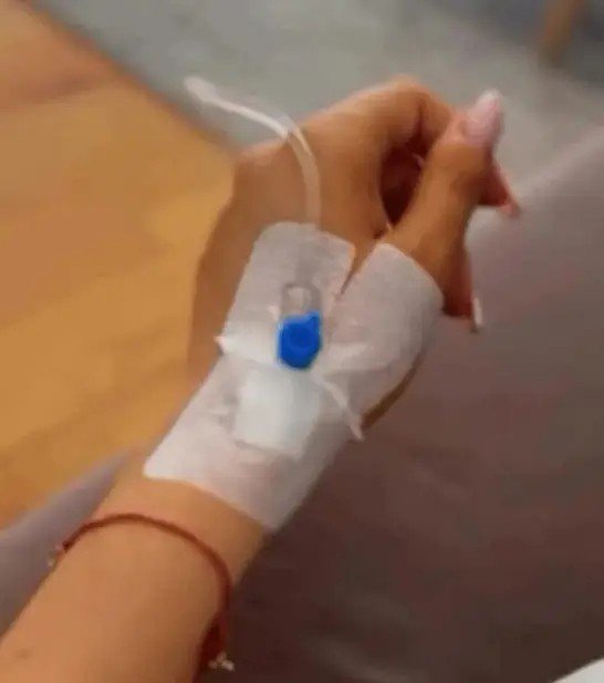 dłoń dominiki serowskiej z wenflonem