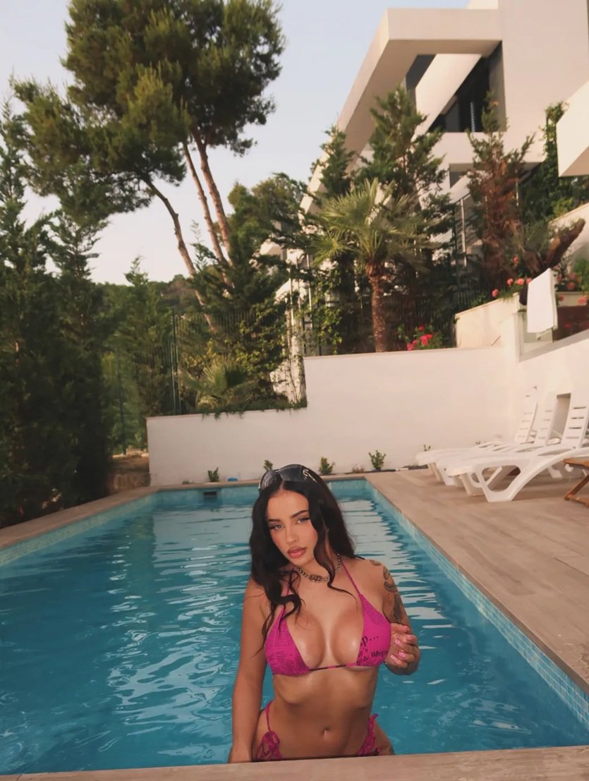 fagata w skąpym bikini w basenie