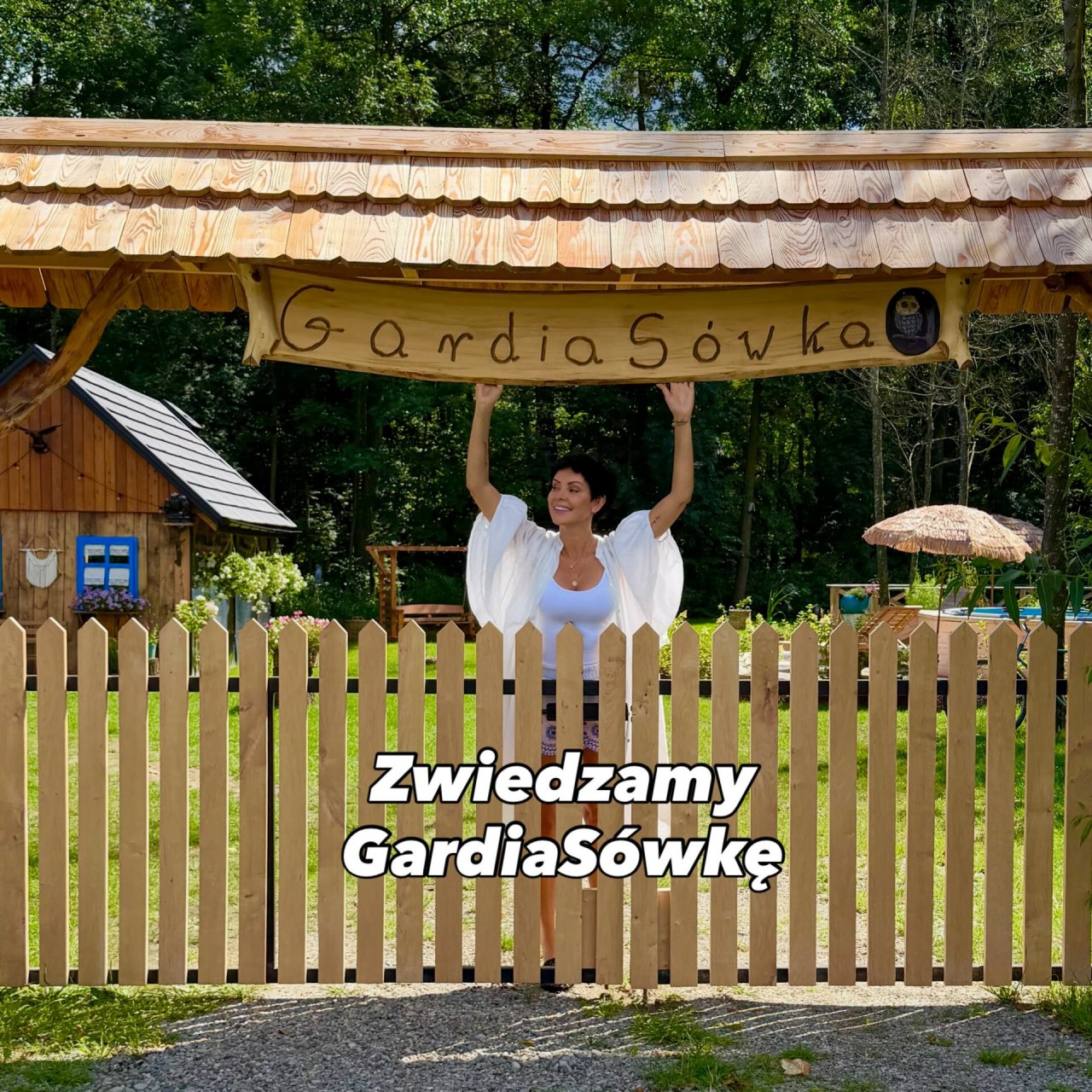 dorota gardias obok wejscia do swojej posiadłości
